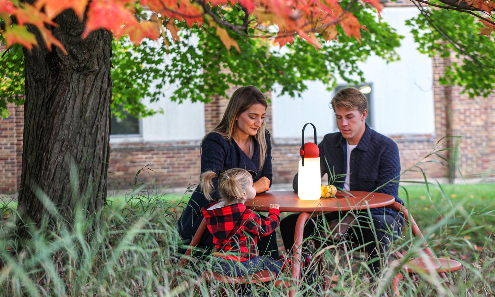 Kleurrijke blaadjes met bijpassende tafel