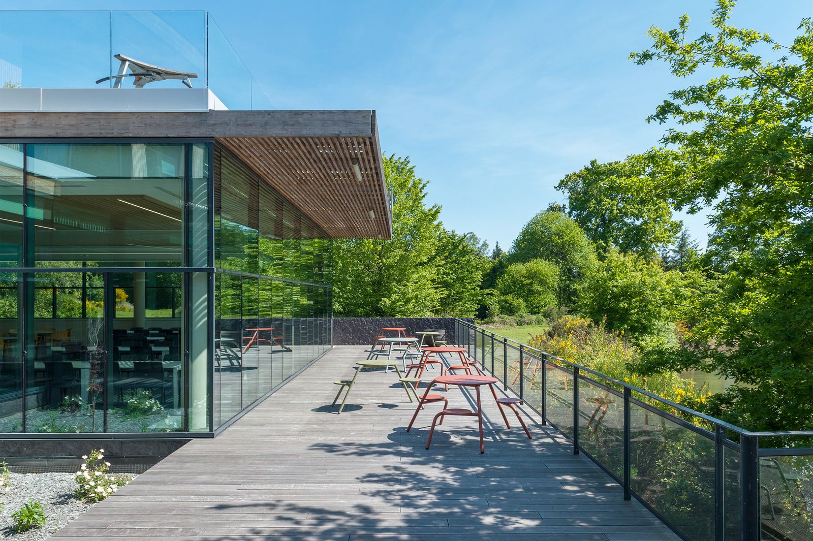 Office terraces with pond view - References - Extremis