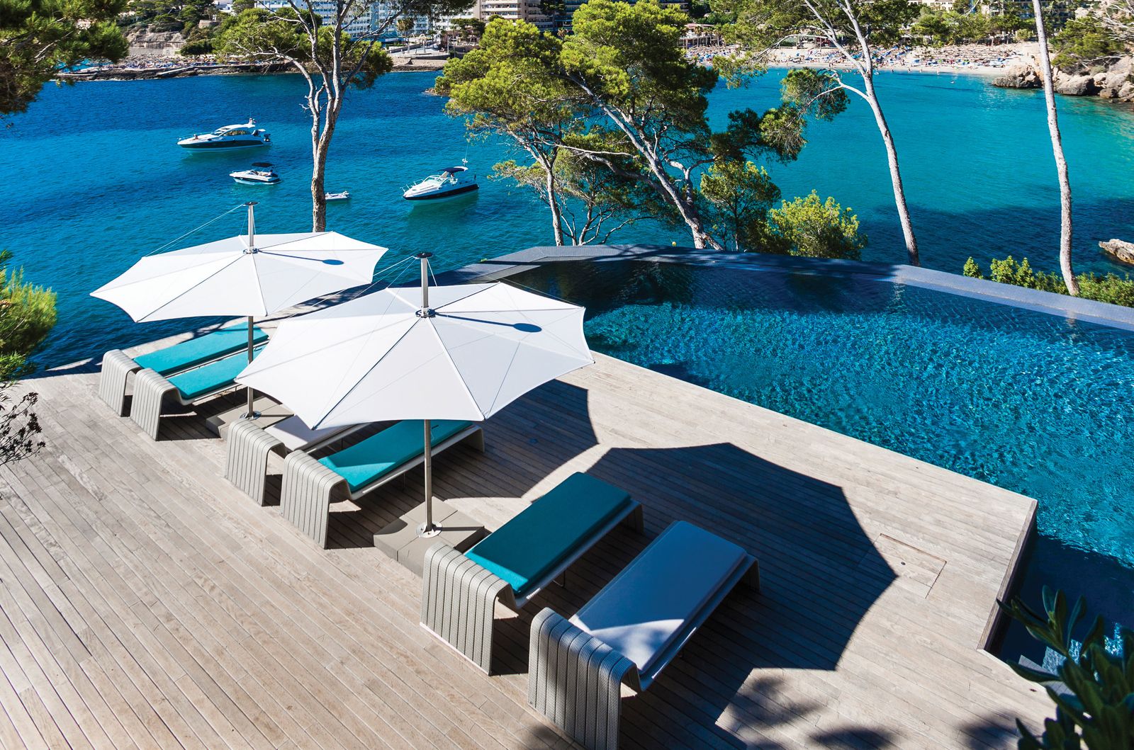 À l'ombre au bord de la piscine à Majorque