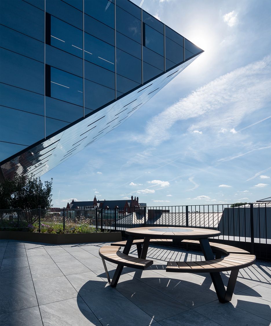 De opmerkelijke spiegelgevel van stadhuis Hasselt