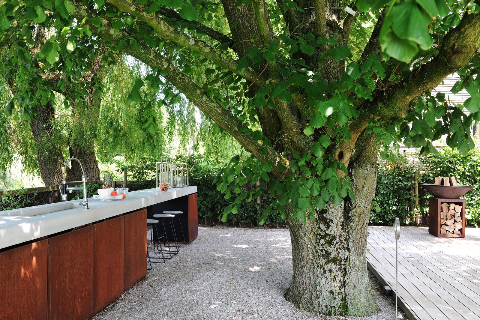 Een terras met buitenkeuken