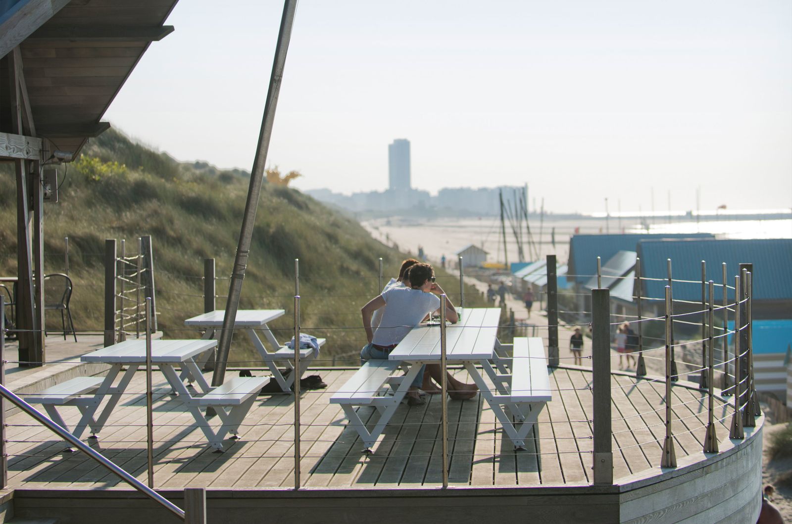 Zicht op meeuwen en golven